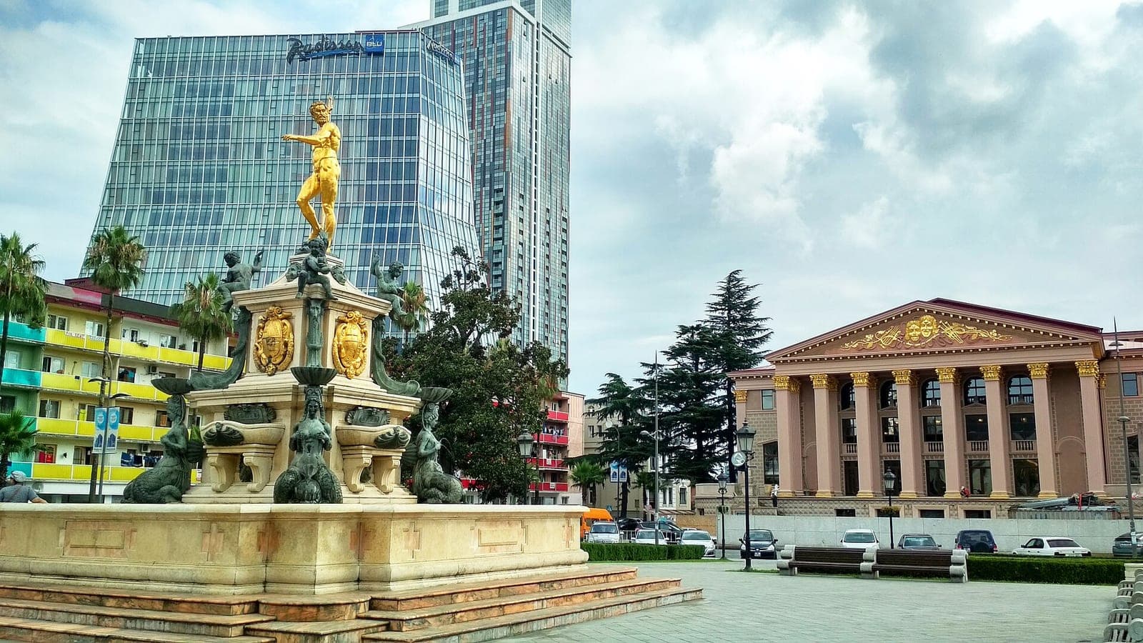 Фонтан «Нептун» перед драматическим театром